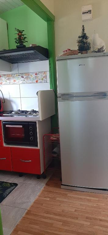 Kuchyň nebo kuchyňský kout v ubytování Bungalow Mangifera proche de la plage