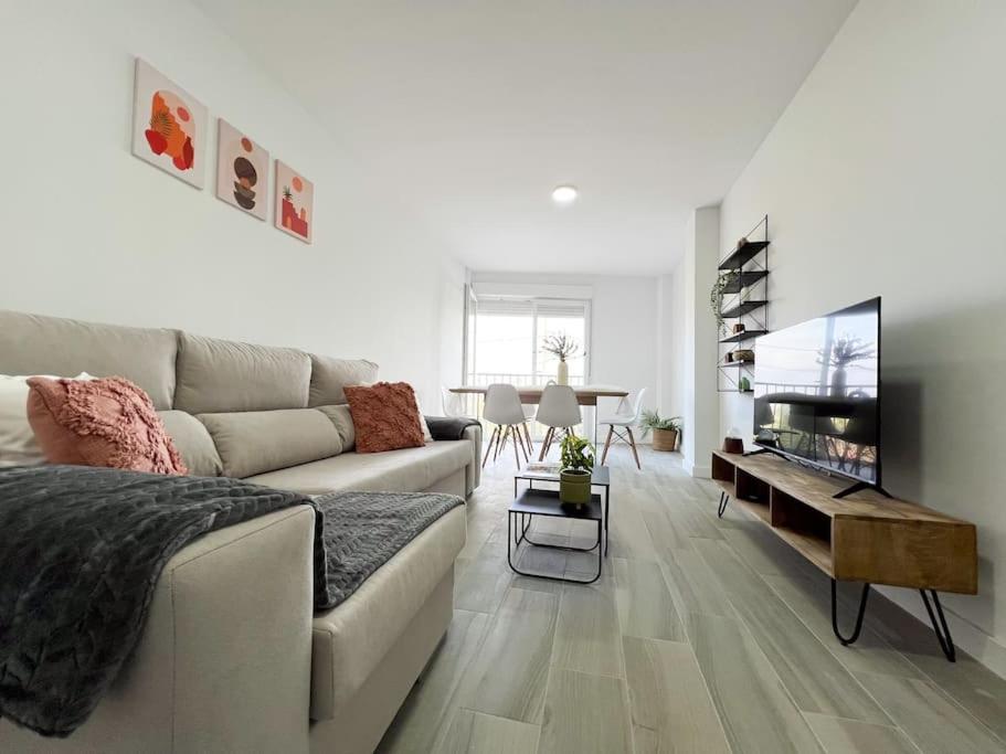 uma sala de estar com um sofá e uma mesa em Apartamentos Gredos 202 em Jaraíz de la Vera