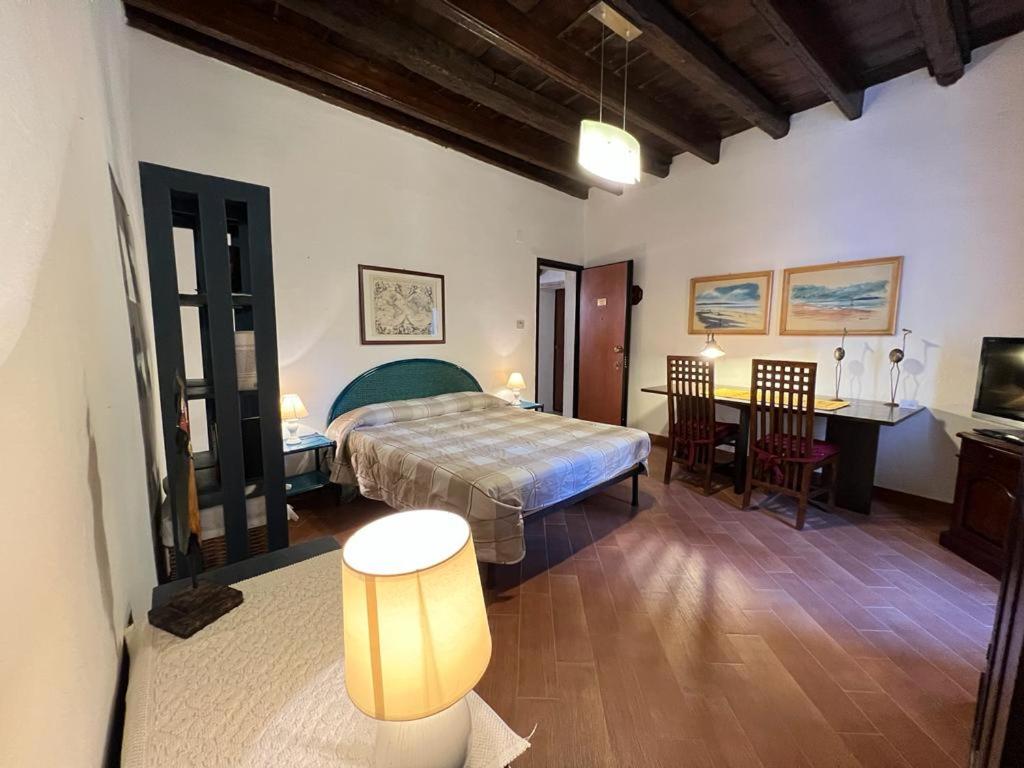ein Schlafzimmer mit einem Bett und einem Schreibtisch in einem Zimmer in der Unterkunft Casa del Bisbe in Alghero