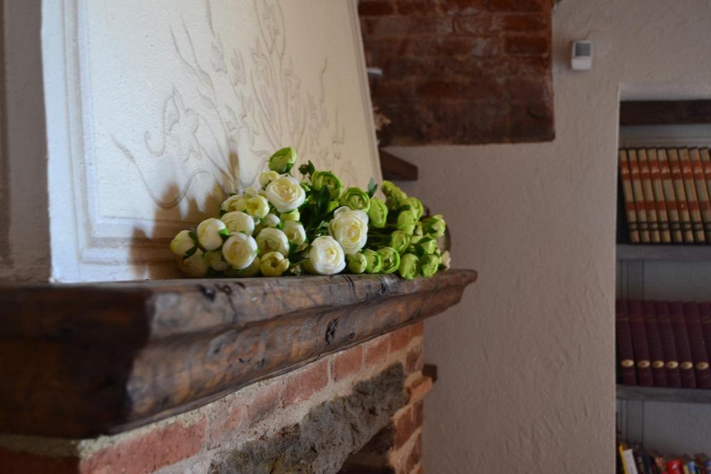 a pile of green vegetables sitting on top of a fireplace at Heremo Delle Ripe in Trinità