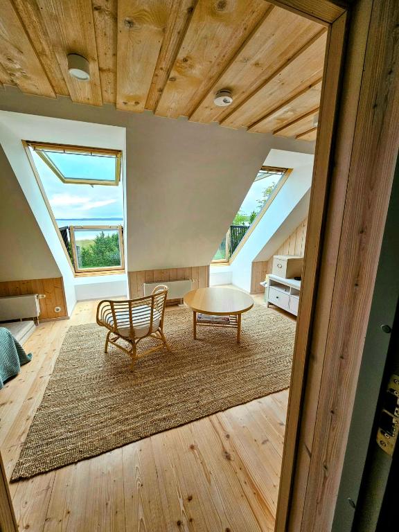 a living room with a table and a bench at Puulaiu kõrts majutus in Nasva