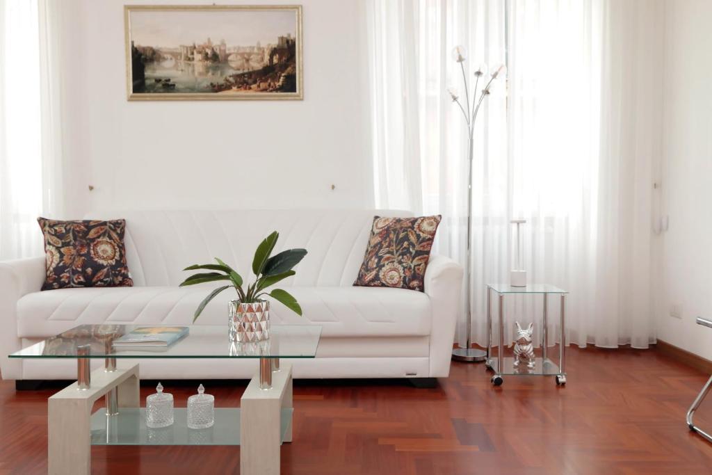 Svetainės erdvė apgyvendinimo įstaigoje Elegant and spacious apartment, Vespasiano 9