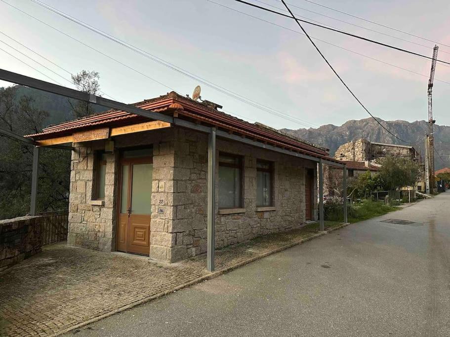 uma pequena casa de tijolos com uma porta numa rua em Refúgio do Agricultor - Gerês em Montalegre
