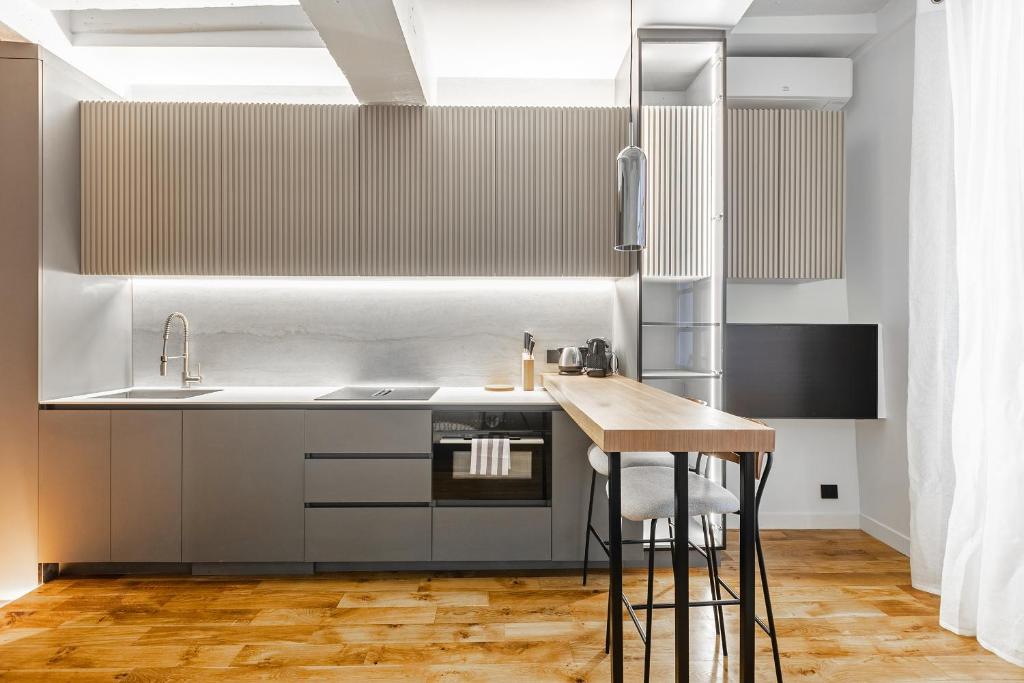 une cuisine avec un évier et un comptoir dans l'établissement La Suite Parisienne, à Paris