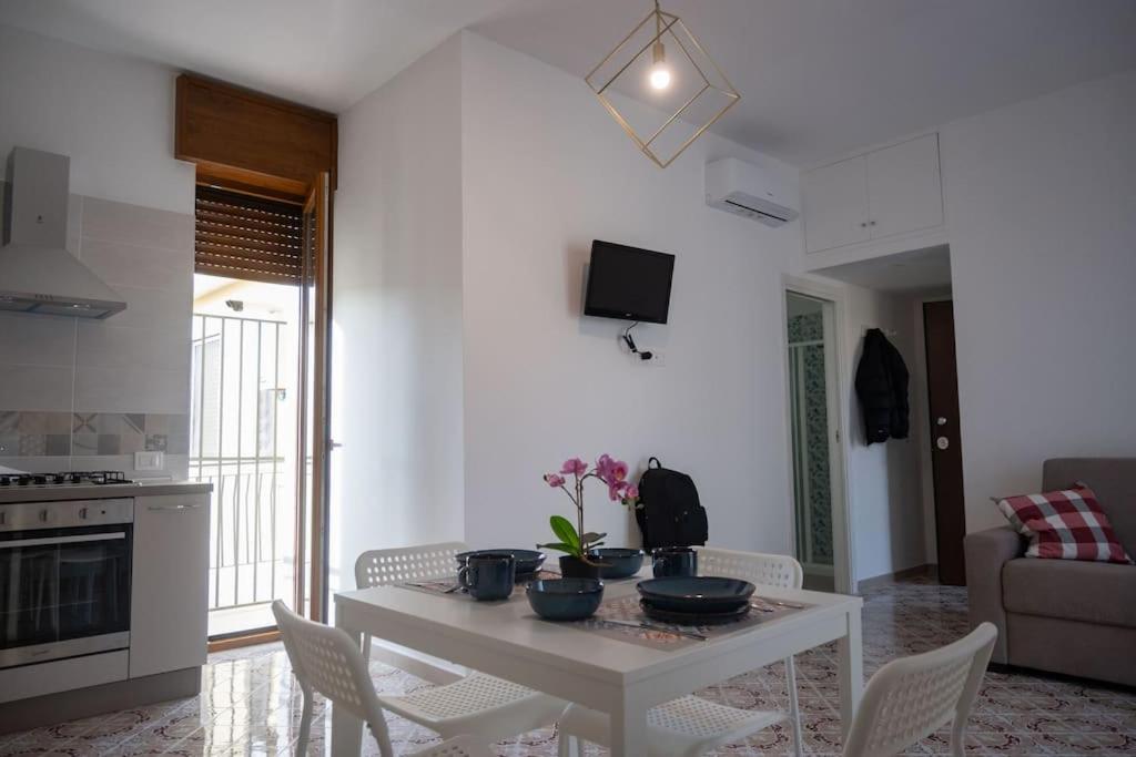 een keuken en een woonkamer met een tafel en stoelen bij Classy House in Marigliano in Marigliano