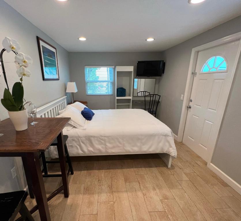 Sunset Cove Beach Resort - Deep 6