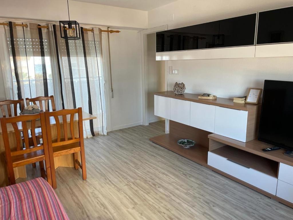 TV a/nebo společenská místnost v ubytování Apartamento en complejo residencial con piscina y garaje frente al mar