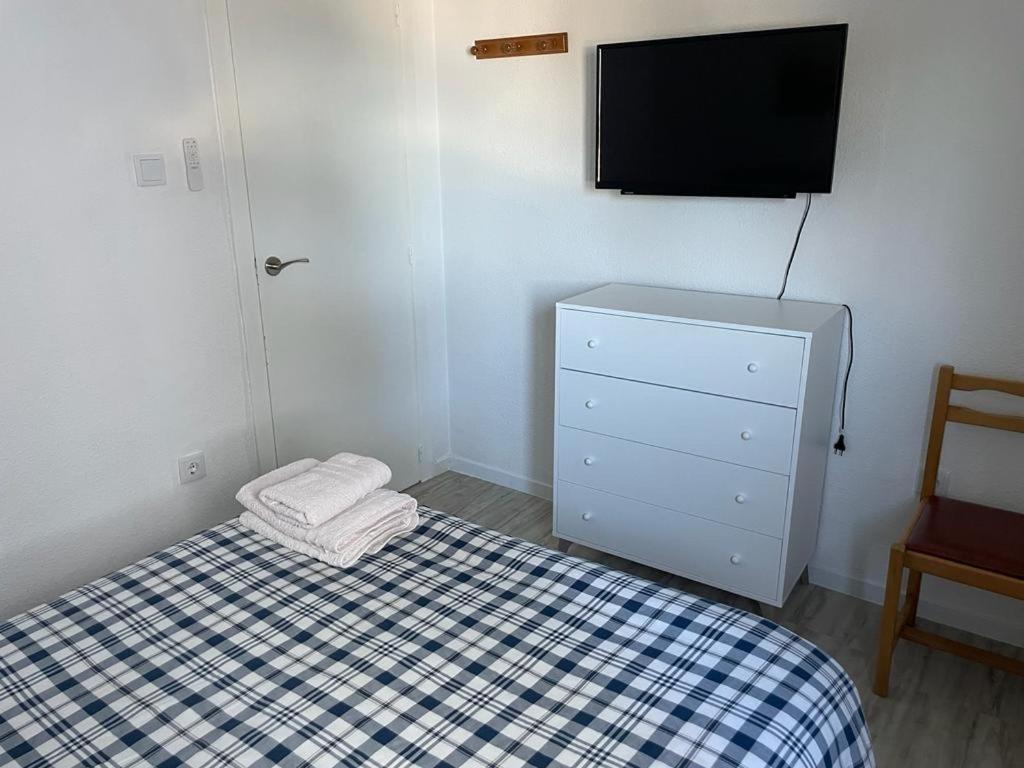 Postel nebo postele na pokoji v ubytování Apartamento en complejo residencial con piscina y garaje frente al mar