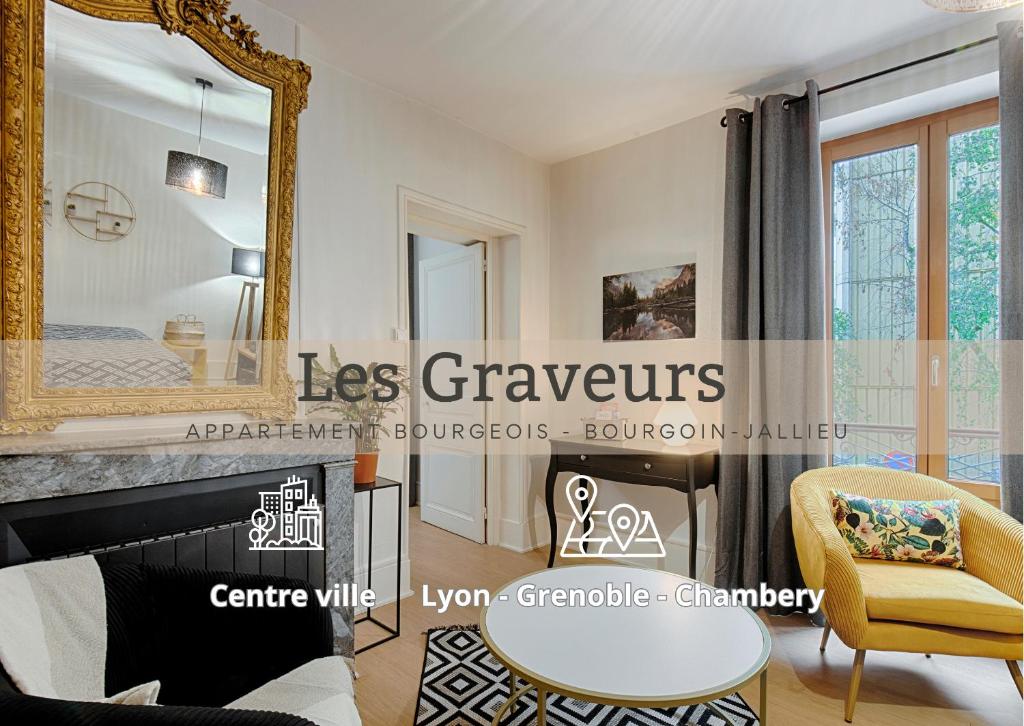 - Sala de estar con espejo en Les Graveurs - Bourgoin-Jallieu - City Center, en Bourgoin
