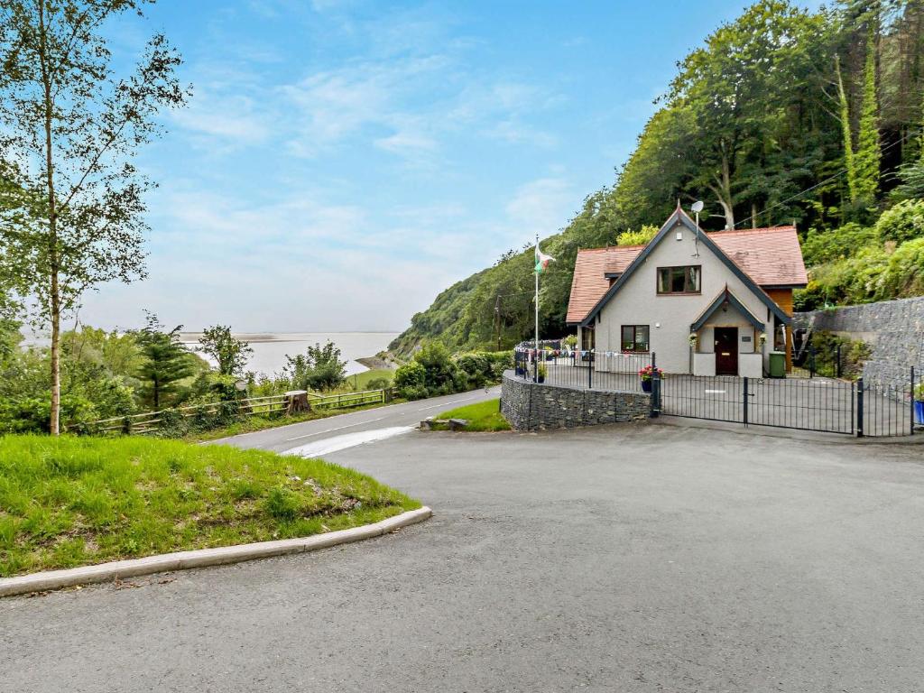 アバードベイにある3 Bed in Aberdovey DY032の道路沿いの家