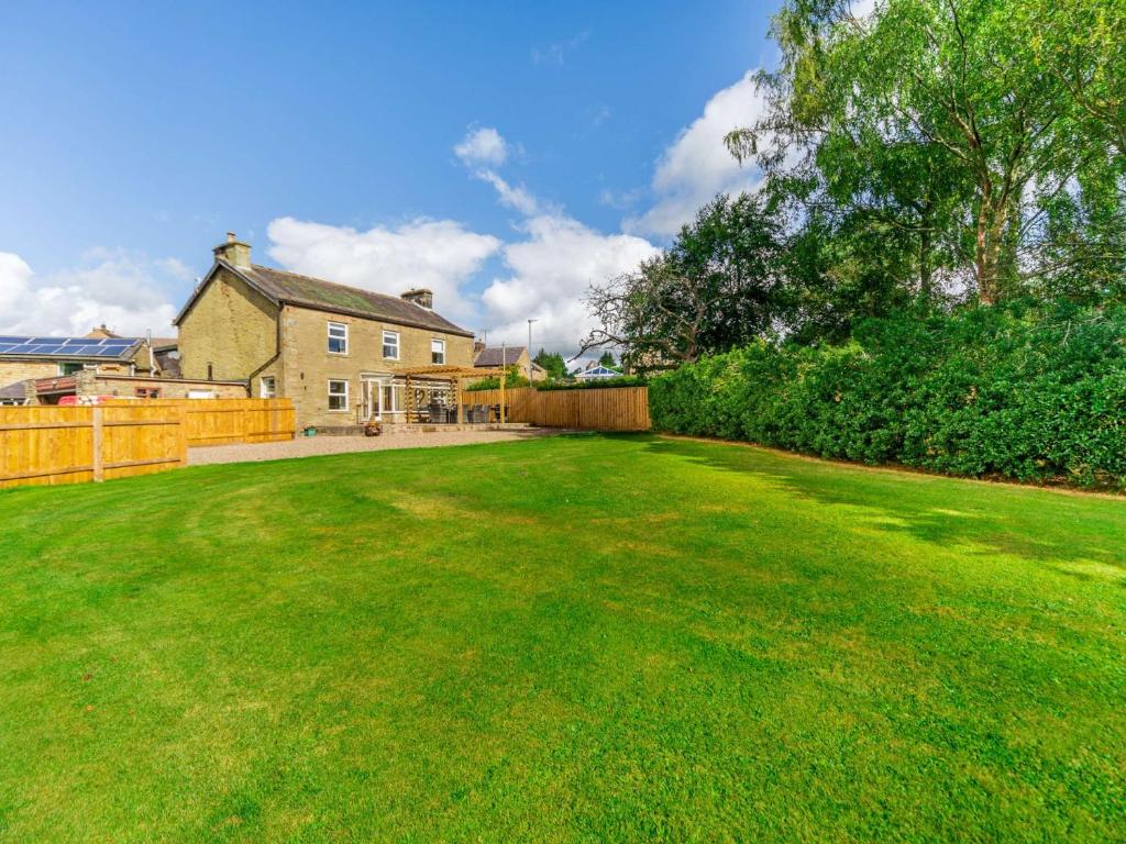 un gran patio con una casa y una valla en 4 Bed in Hexham 87458 en Catton