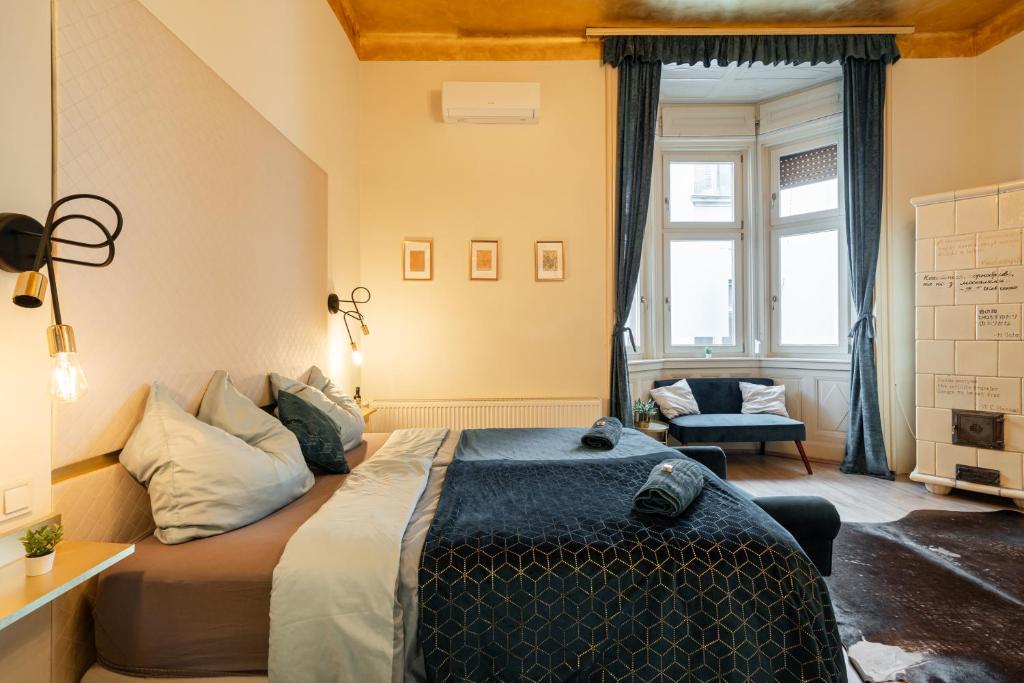 1 dormitorio con cama y ventana en Park&Art Boutique Suites, en Budapest