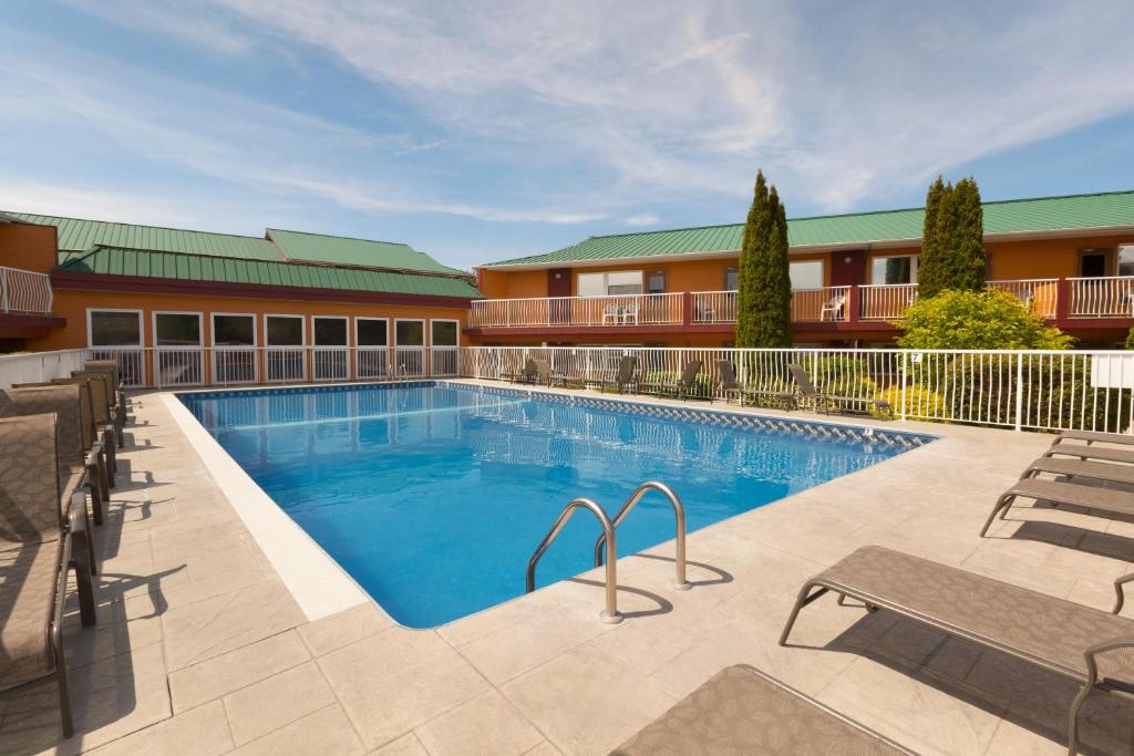 Bazén v ubytování Days Inn by Wyndham Penticton Conference Centre nebo v jeho okolí