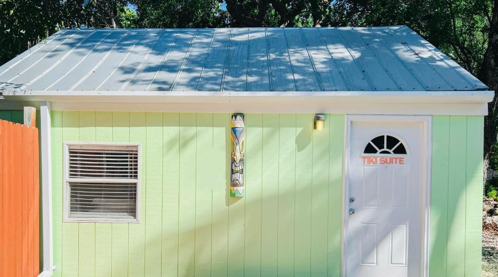 Sunset Cove Beach Resort - Tiki Suite - Handicap Accessible