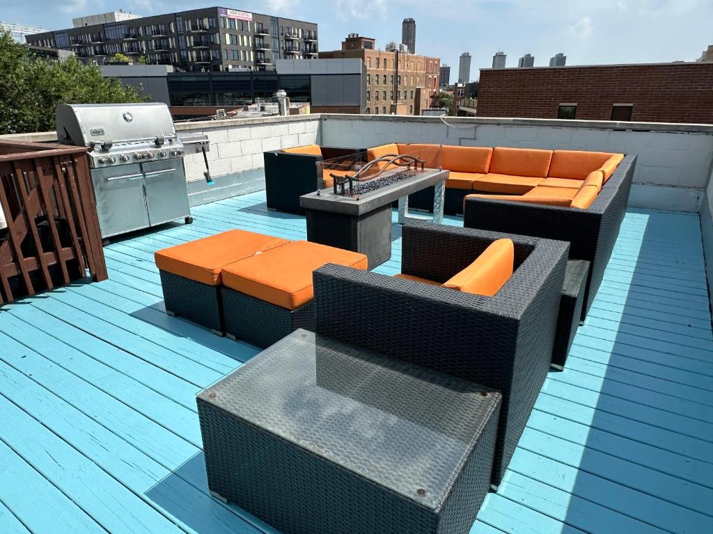 na dachu z meblami i grillem na dachu w obiekcie Wrigley Penthouse with Private Roof Deck and Parking w Chicago