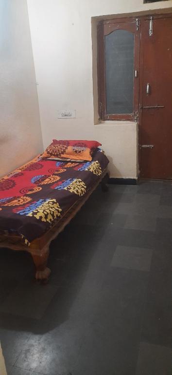 ハイデラバードにあるComfy Livingの窓付きの客室の小さなベッド1台分です。