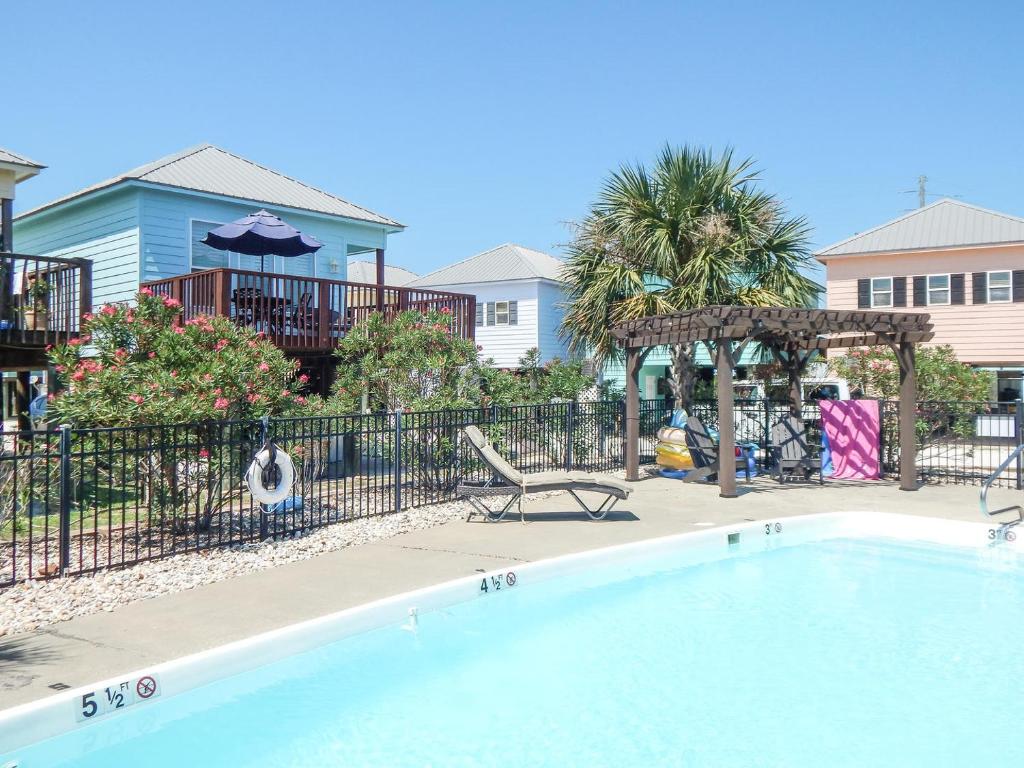 ein Schwimmbad mit Schaukel und Spielplatz in der Unterkunft 070 Fish Camp 29 - Living the Dream in Dauphin Island