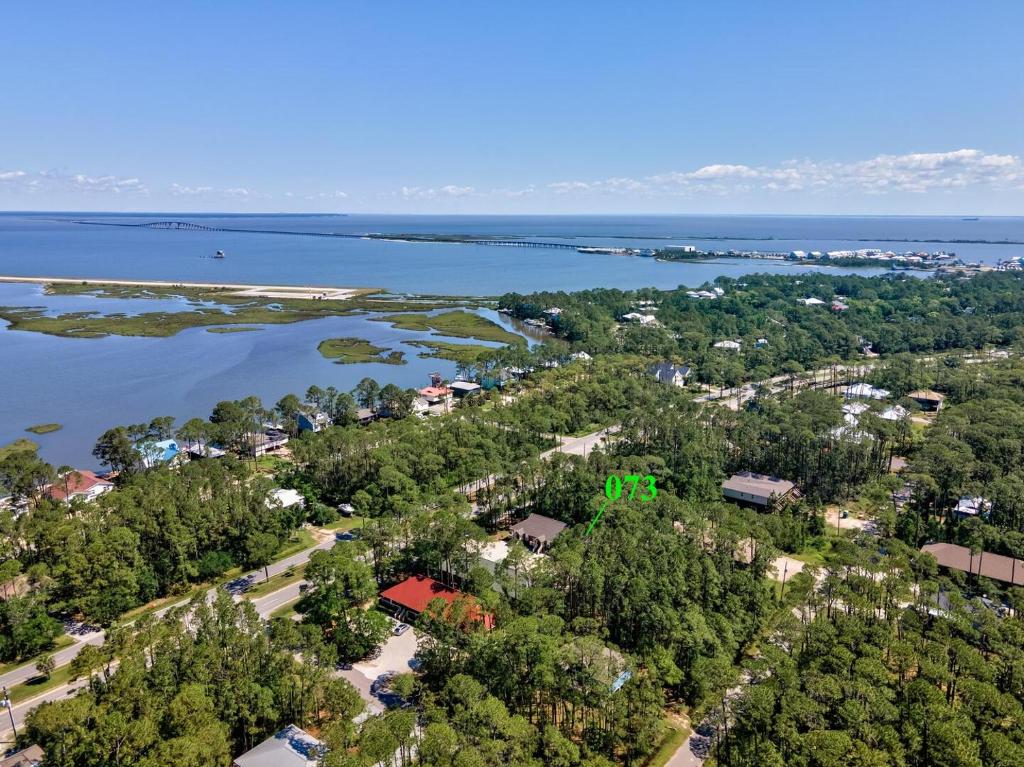 una vista aerea di una città e dell'acqua di 073 Coastal Cottage a Dauphin Island