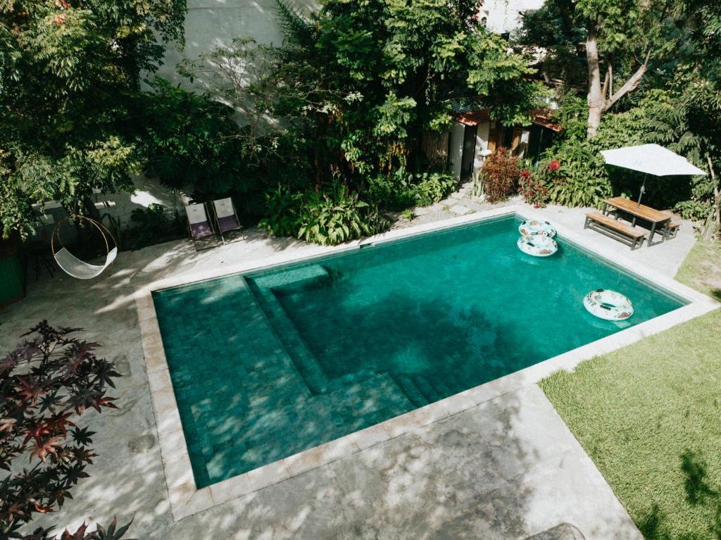 an overhead view of a swimming pool in a yard at Casa Amaranto in Panajachel