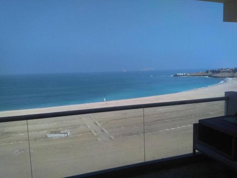 uma vista para a praia e para o oceano a partir de um edifício em Playa el Silencio lindo apartamento! no mascotas deposito para reservar em Bombiso