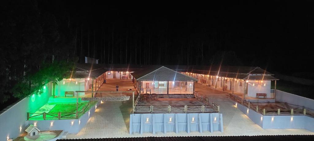 eine Luftansicht eines Hauses in der Nacht in der Unterkunft Pousada Ipê Amarelo in Divisa