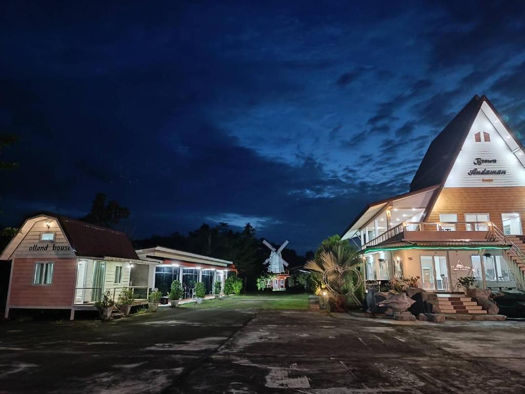 eine Kirche mit einer Windmühle im Hintergrund nachts in der Unterkunft Brown Andaman Krabi in Krabi