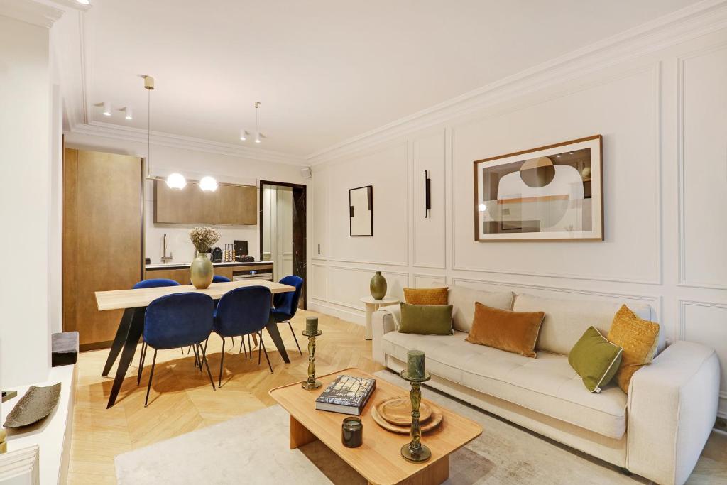 un salon avec un canapé et une table dans l'établissement TheLander - Champs Elysées Serviced Apartments, à Paris