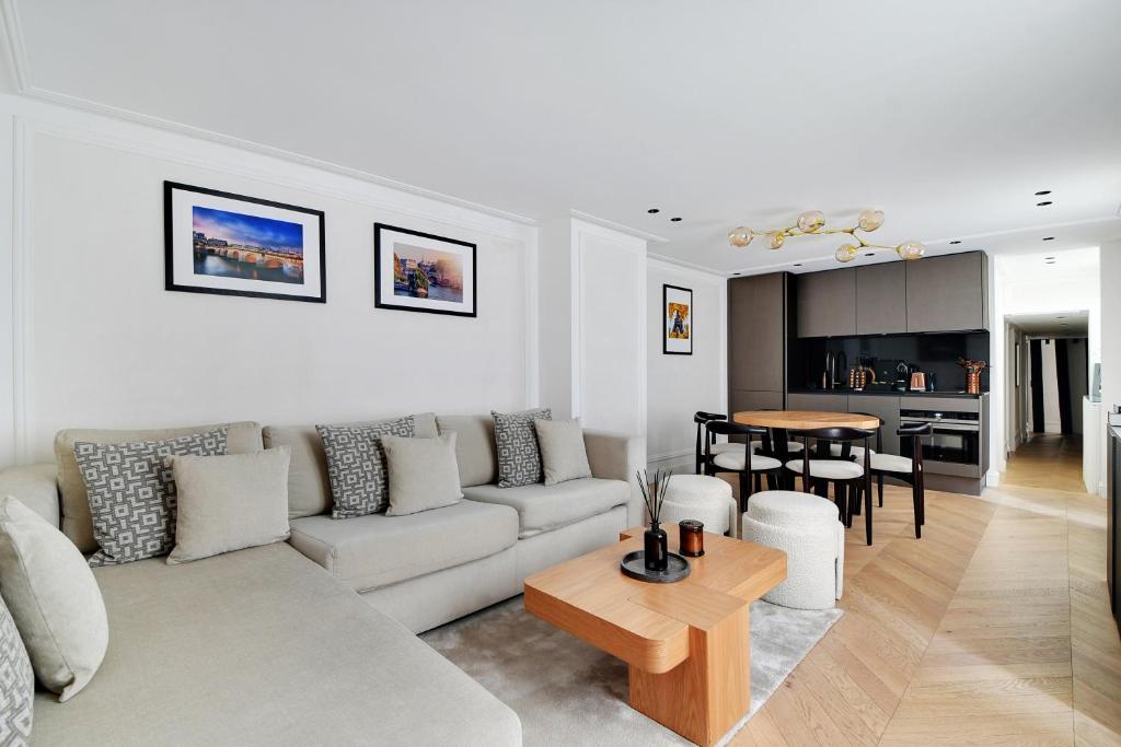 un salon avec un canapé et une table dans l'établissement TheLander Serviced Apartments in Saint-Germain des Près - Rue Jacob, à Paris