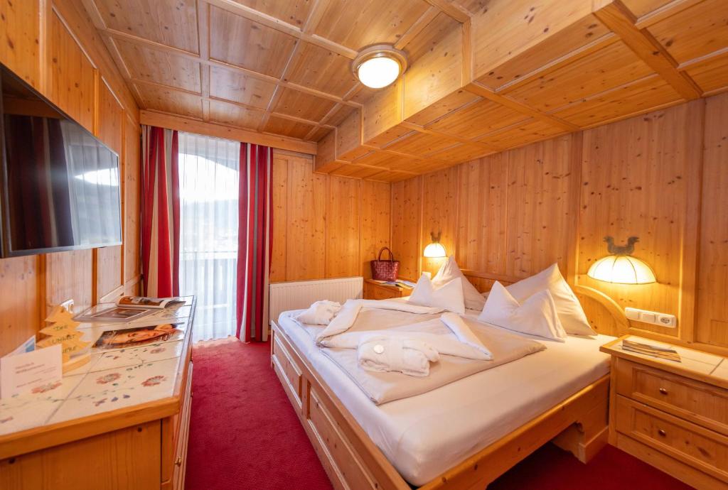 A bed or beds in a room at Hotel Latini
