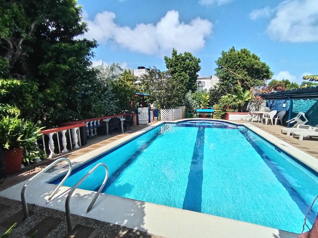 uma grande piscina com água azul em Hospedaje Turistico Angula Place em San Andrés