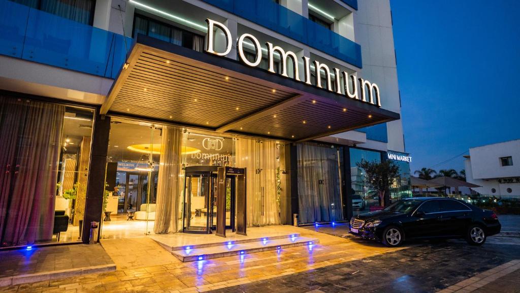 阿加迪爾的住宿－Dominium Hotel，前面有停车位的建筑