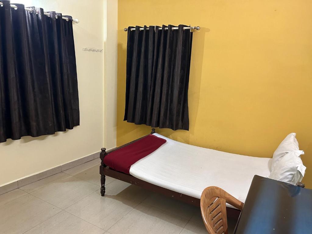 Postel nebo postele na pokoji v ubytování Mukalel Tourist Home