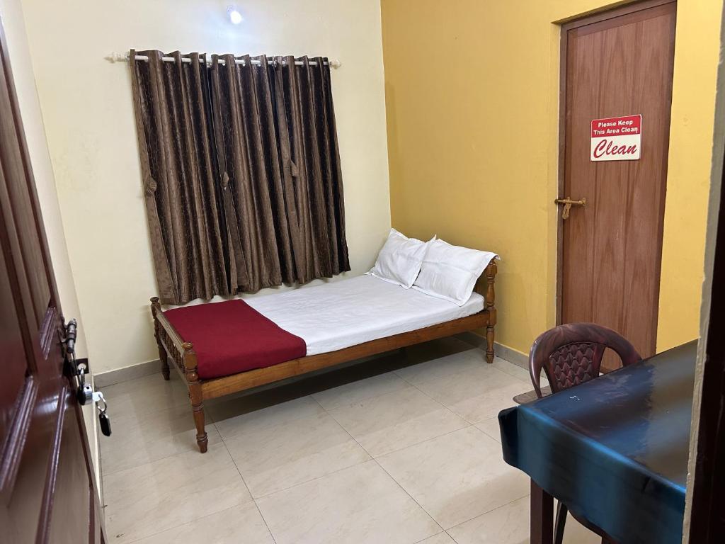 Postel nebo postele na pokoji v ubytování Mukalel Tourist Home