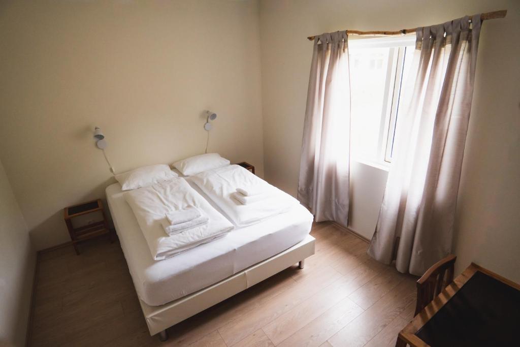 Tempat tidur dalam kamar di Hotel Studlagil