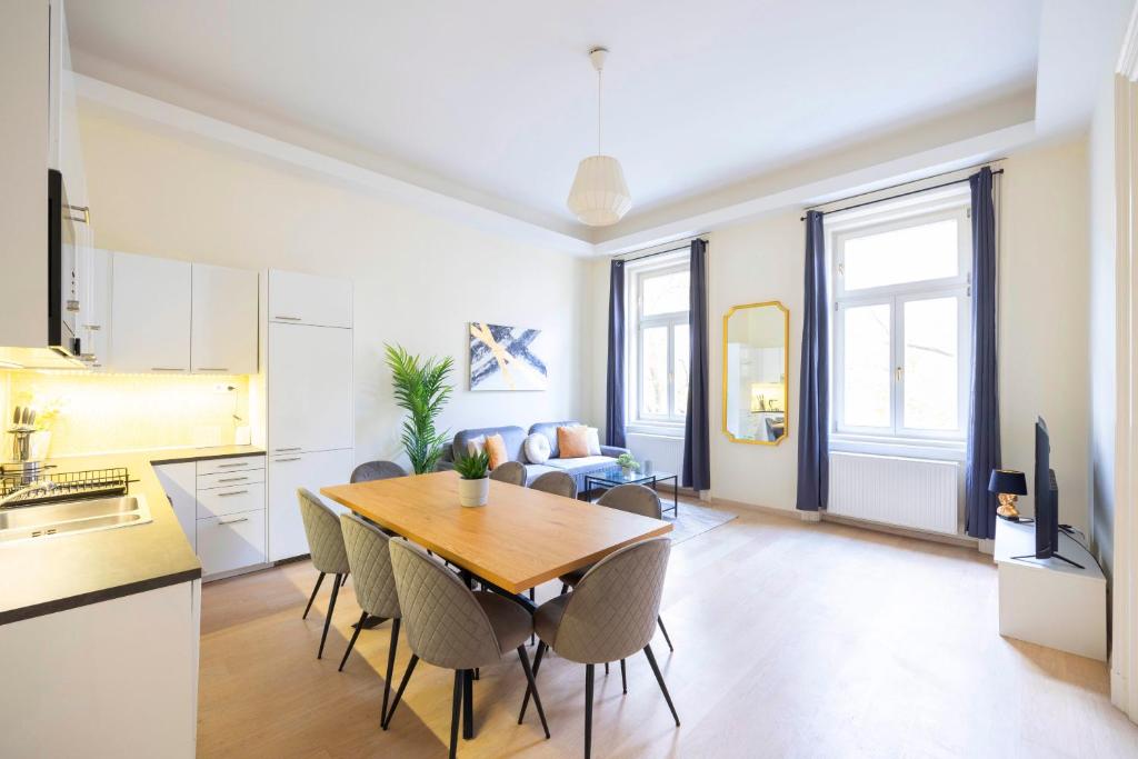 Una cocina o cocineta en Exclusive & Spacious Central Residence w/ 4BEDRM 2BATHRM