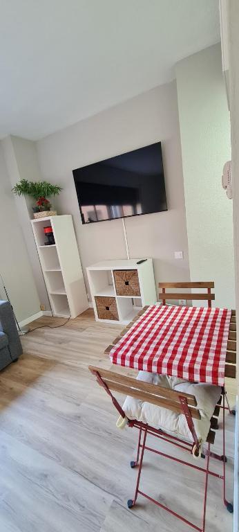 TV a/nebo společenská místnost v ubytování Urban Triana Sevilla