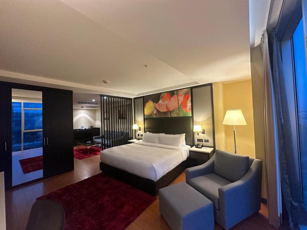 Pokój hotelowy z łóżkiem i krzesłem w obiekcie Hilton Garden Inn Lima Surco w mieście Lima
