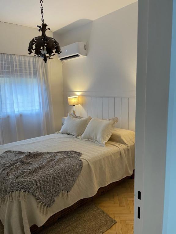 康科迪亞的住宿－Dos Ambientes Deluxe Concordia Centro，一间卧室配有一张床和一个吊灯