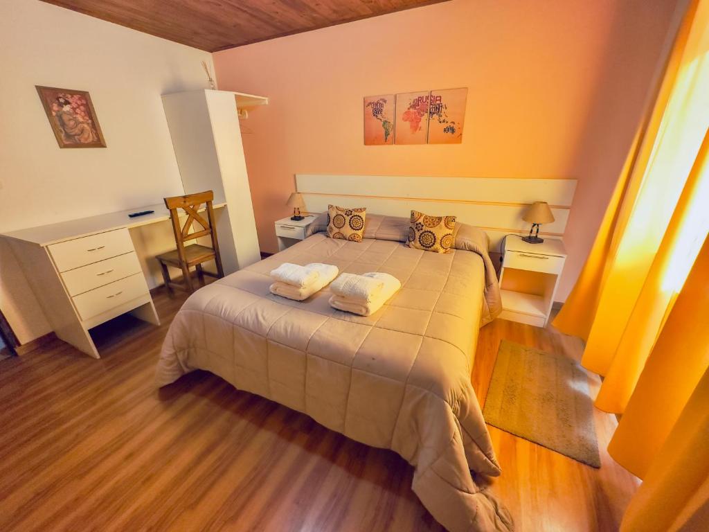 a bedroom with a bed with two towels on it at Apartment Al Sur in Malargüe