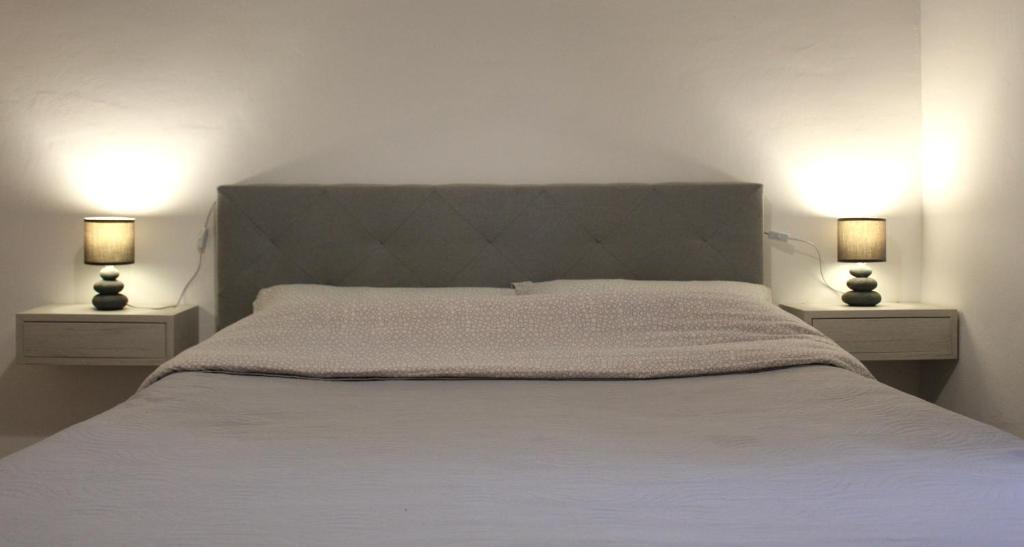 A bed or beds in a room at mare, sole e relax a 5 km da Cefalu'