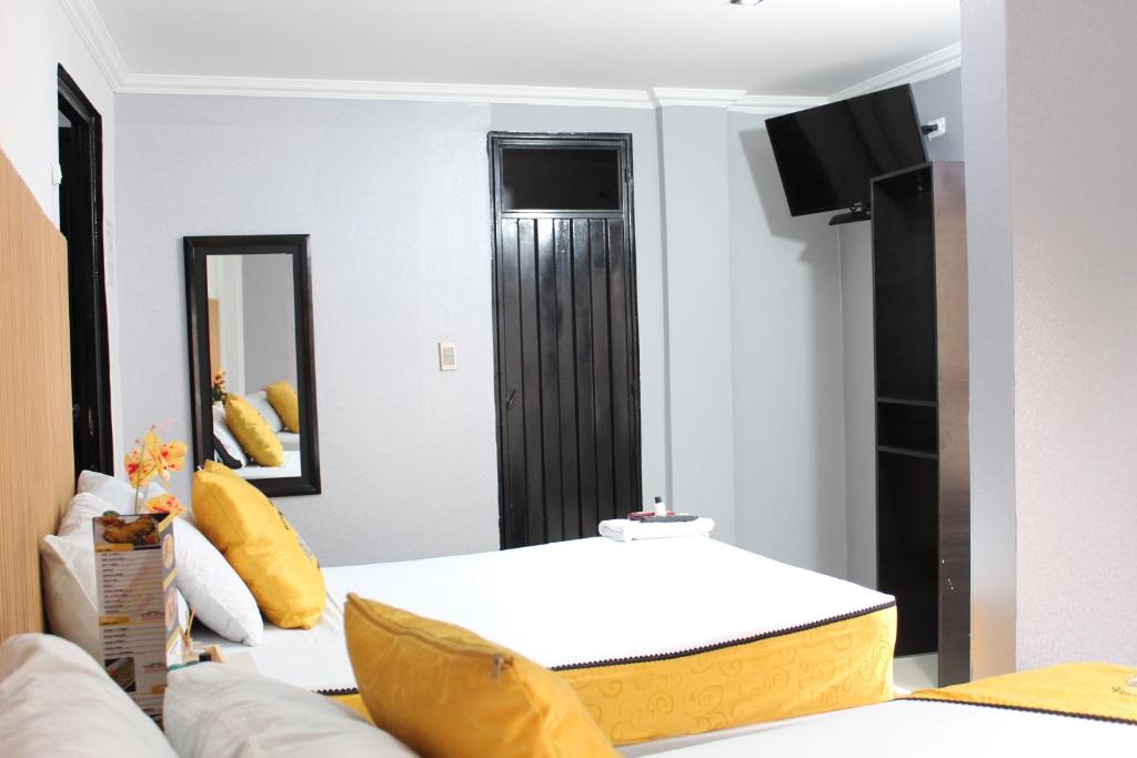 Postel nebo postele na pokoji v ubytování Hotel Windsor Castle Bogotá