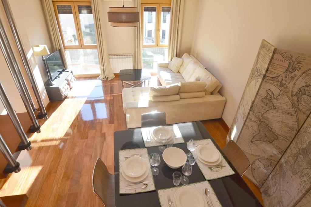 a living room with a table and a couch at Dúplex Sierpes centro parking in Salamanca