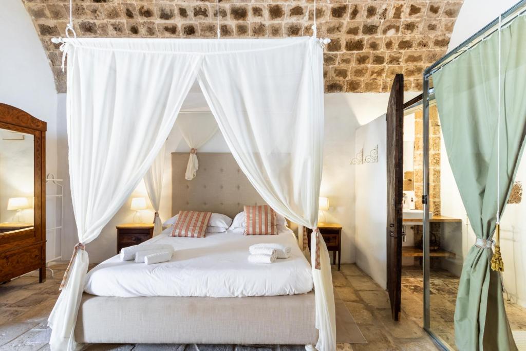 Кровать или кровати в номере Masseria Costanza Vendicari