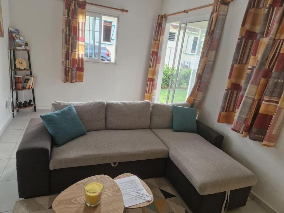 sala de estar con sofá y mesa en An'Kanna en Petit-Bourg