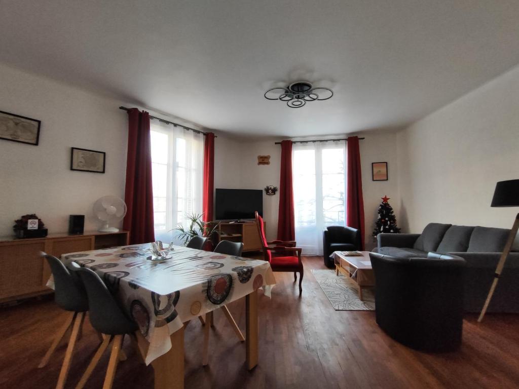 a living room with a table and a couch at Toul superbe appartement plein centre in Toul