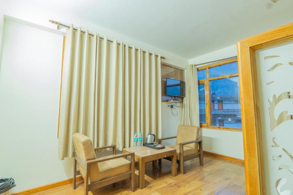 TV a/nebo společenská místnost v ubytování Hotel Rising Star Near To Mall Road #BudgetFriendly #BigRooms #Garden #Bonfire #Parking #ForestView #MountainView