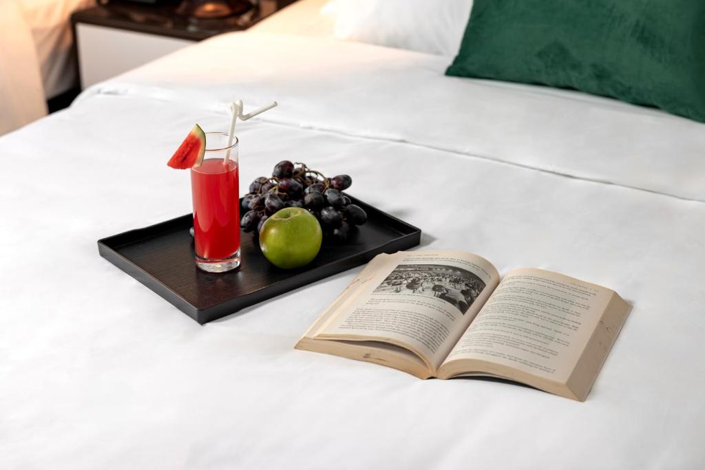 Postel nebo postele na pokoji v ubytování Hanoi Elpis Hotel & Spa