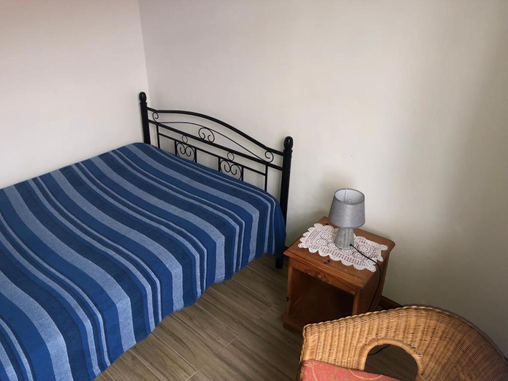 ein Schlafzimmer mit einem Bett und einem Tisch mit einer Lampe in der Unterkunft Peaceful Nest in Mont Choisy in Grand Baie