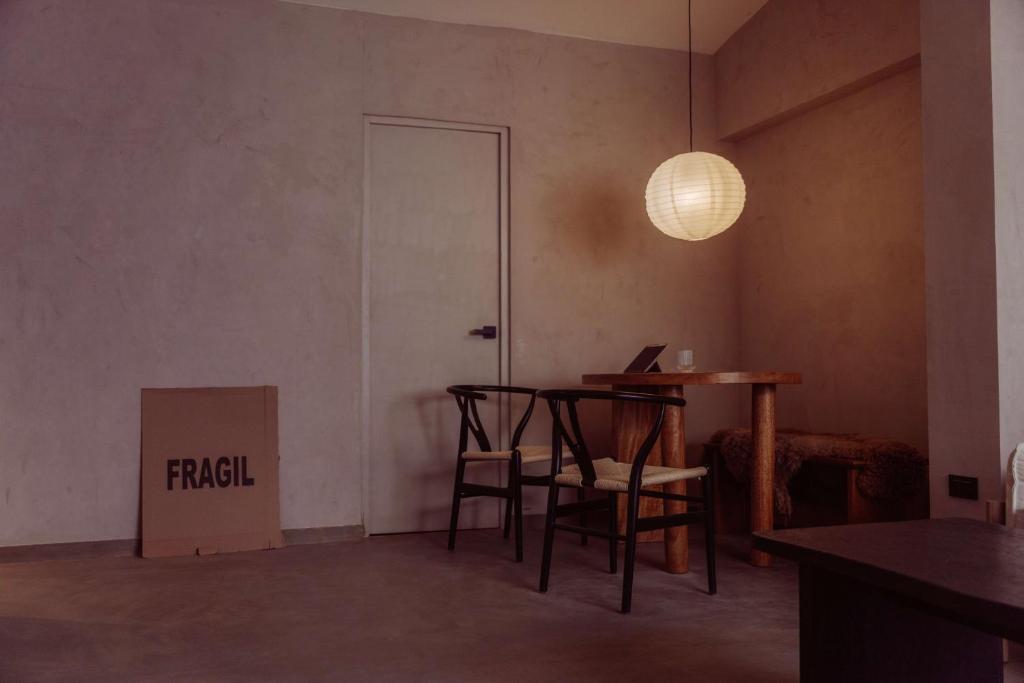 - une chambre avec une table, des chaises et une porte dans l'établissement Private Apartment - the coffee apartment, à Cusco