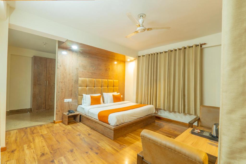 Postel nebo postele na pokoji v ubytování Hotel Rising Star Near To Mall Road #BudgetFriendly #BigRooms #Garden #Bonfire #Parking #ForestView #MountainView